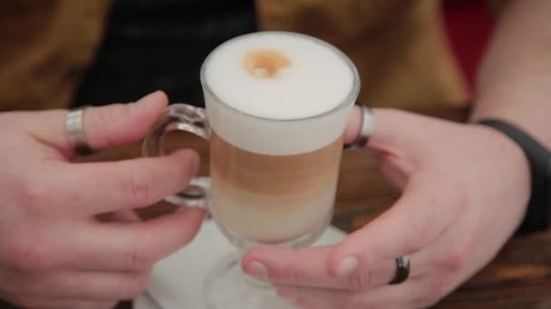 Hombre bebiendo café con leche en la terraza de la mesa . — Vídeos de Stock