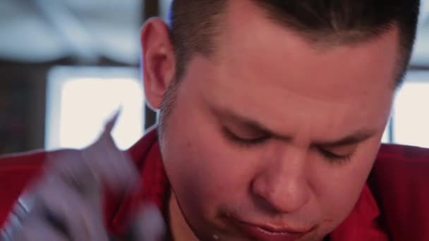 Man eating french fries with tomato sauce. — Stock Video