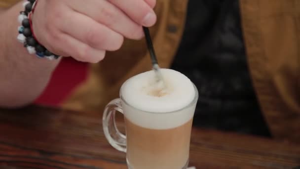 Hombre bebiendo café con leche en la terraza de la mesa . — Vídeos de Stock