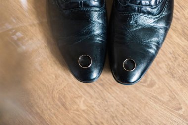 Altın alyans yalan mamülleri ayakkabı üzerine.