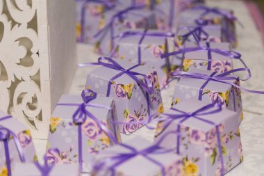 Konuklar düğün günü için düğün şekerlemeler.