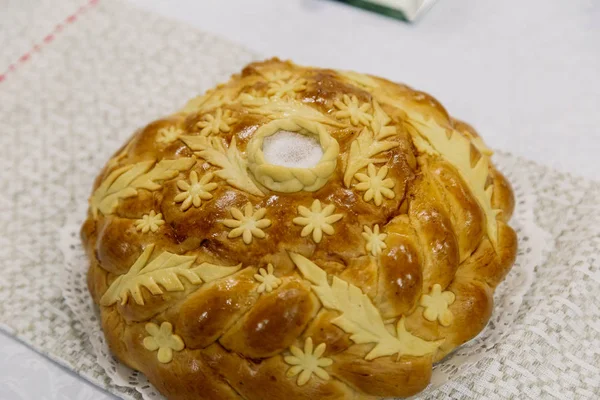 Sal de pão na mesa para uma reunião de recém-casados . — Fotografia de Stock