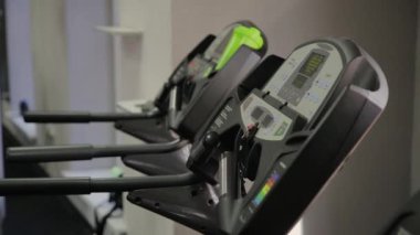 Spor salonunda treadmill şişman adam alır.