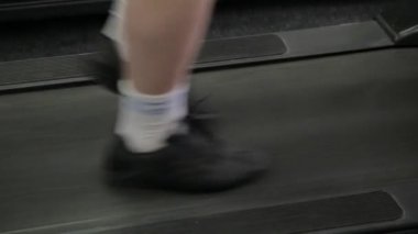 Şişman adam spor salonunda treadmill egzersiz.