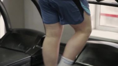Şişman adam spor salonunda treadmill egzersiz.