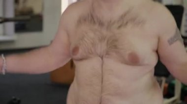Şişman adam spor salonunda ip atlama.
