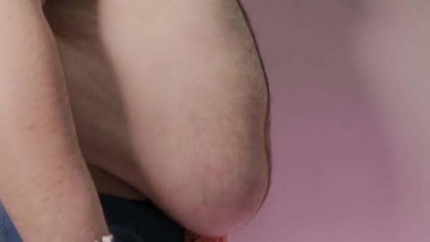 Hombre gordo tocando su vientre gordo . — Vídeo de stock