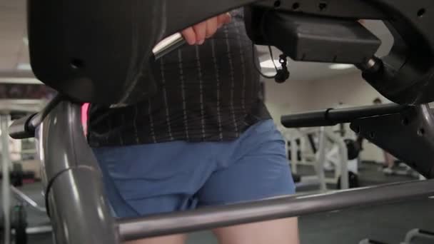 Толстяк тренируется на беговой дорожке в спортзале . — стоковое видео
