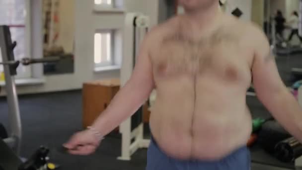 Λίπος άνθρωπος σχοινάκι στο γυμναστήριο. — Αρχείο Βίντεο