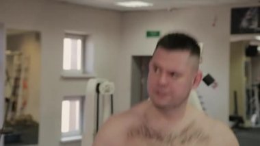 Şişman adam spor salonunda ip atlama.