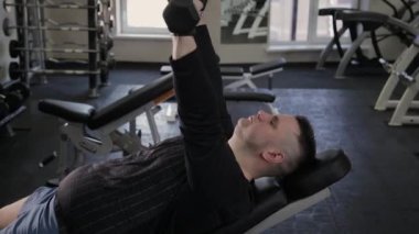 Şişman adam spor salonunda dumbbells ile eğitim.