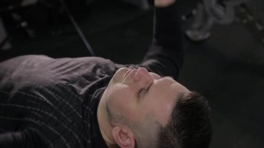 Şişman adam spor salonunda dumbbells ile eğitim.