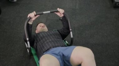 Şişman adam trenler spor salonunda yerde tuşuna basın.