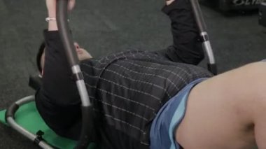 Şişman adam trenler spor salonunda yerde tuşuna basın.