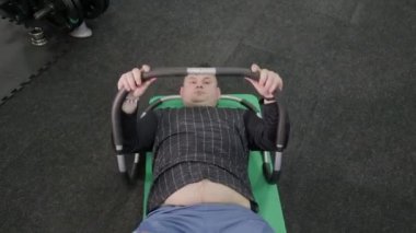 Şişman adam trenler spor salonunda yerde tuşuna basın.