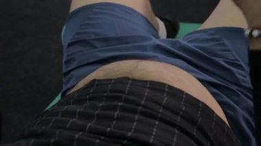 Şişman adam trenler spor salonunda yerde tuşuna basın.