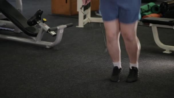Fat man jumping rope in the gym. — Stock Video