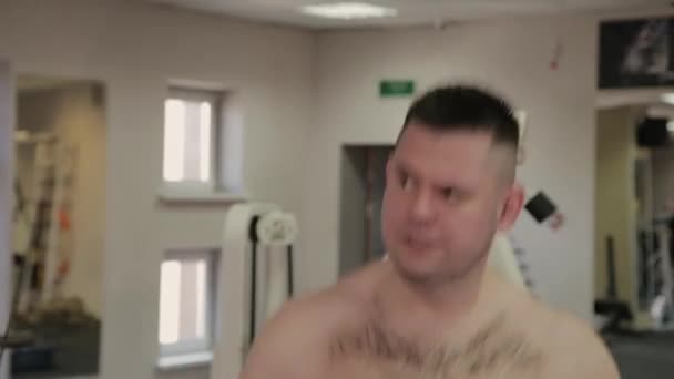 Kövér ember ugráló kötél az edzőteremben. — Stock videók