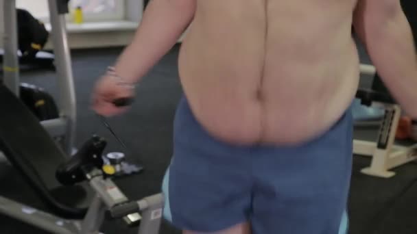 Kövér ember ugráló kötél az edzőteremben. — Stock videók