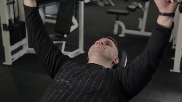 Hombre gordo entrenando con pesas en el gimnasio . — Vídeo de stock