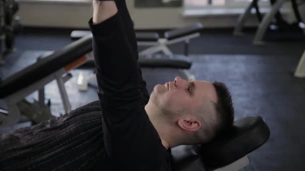 Gros homme d'entraînement avec haltères dans la salle de gym . — Video