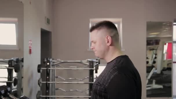 Dikke man training met halters in de sportschool. — Stockvideo