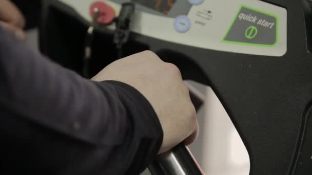 Gros homme exerçant sur le tapis roulant dans la salle de gym . — Video