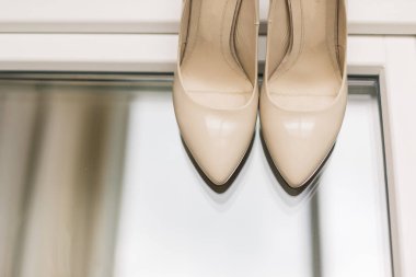 Bayan güzel düğün ayakkabıları penceresinde.