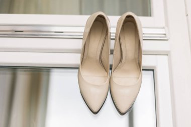 Bayan güzel düğün ayakkabıları penceresinde.