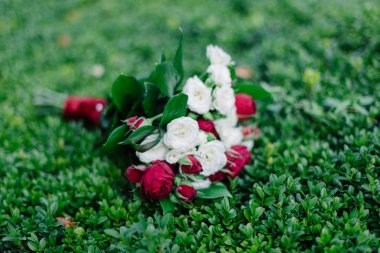 Yeşil çimenlerin üzerinde çok güzel gelin buketi.