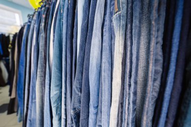 Elbise askıları dükkanda. Yakın çekim.