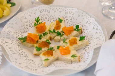 Tatil masada kırmızı havyar ile lezzetli tost.