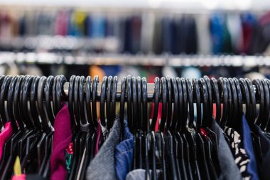 Elbise askıları dükkanda. Yakın çekim.