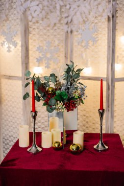 Yeni yıl stüdyo kırmızı ve beyaz renklerde çerçeveli. Neşeli Noel iç. Evde rahat şenlikli tatil atmosferinde.