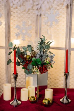 Yeni yıl stüdyo kırmızı ve beyaz renklerde çerçeveli. Neşeli Noel iç. Evde rahat şenlikli tatil atmosferinde.