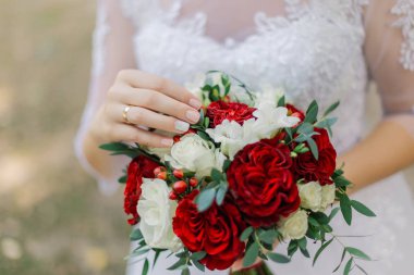 Çok güzel gelin buketi gelin elinde.