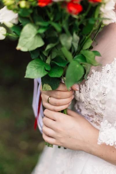 Zeer mooie bruids boeket in de handen van de bruid. — Stockfoto