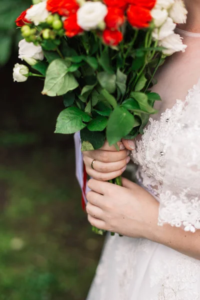 Bouquet da sposa molto bello nelle mani della sposa . — Foto Stock