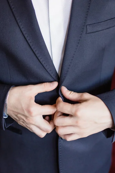 재킷, 화이트 타이, bridegrooms 수수료, 비즈니스 스타일에 그의 재킷, 남자 옷 손질. — 스톡 사진