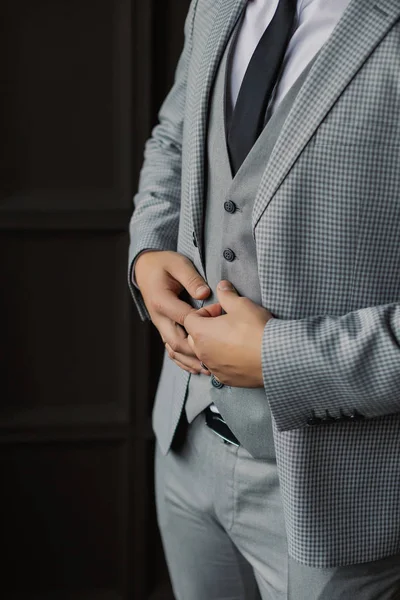 彼のジャケットを男のジッパーのジャケット、白のネクタイ、新郎料金、ビジネス スタイルで新郎します。. — ストック写真