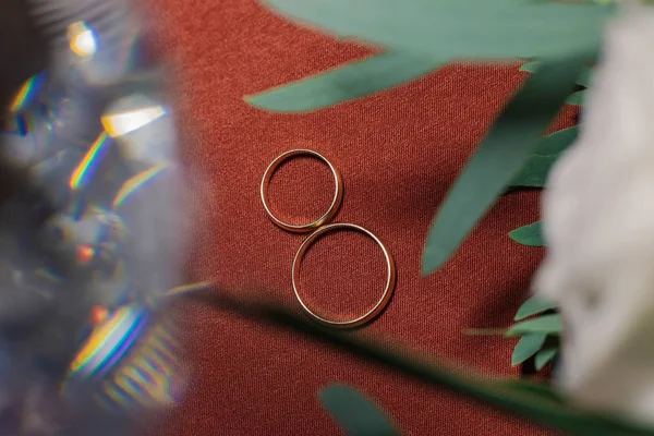 Buquê de casamento e anéis iluminados pela foto com luz . — Fotografia de Stock