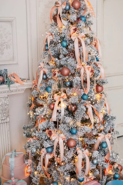 Silvesteratelier ist in roten und weißen Farben gerahmt. Festliches Weihnachtsinterieur. Gemütliche Festtagsstimmung im Haus. — Stockfoto