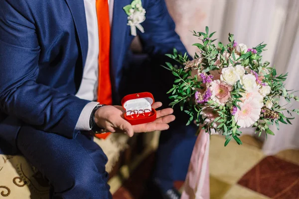 신랑의 손바닥에 두 결혼 반지. — 스톡 사진