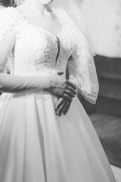 Belas mãos de uma jovem noiva em um vestido de noiva . — Fotografia de Stock