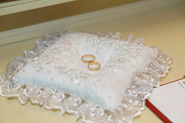 Два золотых кольца на белой подушке. Концепция единства и свадебного торжества . — стоковое фото
