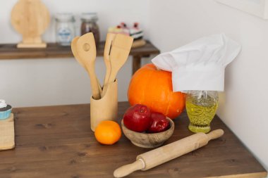 Mutfak köşesi tahta kaşıklar oklava ve şefler şapka ile.