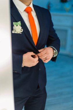 Onun ceketi kadar adam fermuarlar damat bir ceket, beyaz kravat, damatlar ücretleri, iş tarzı.