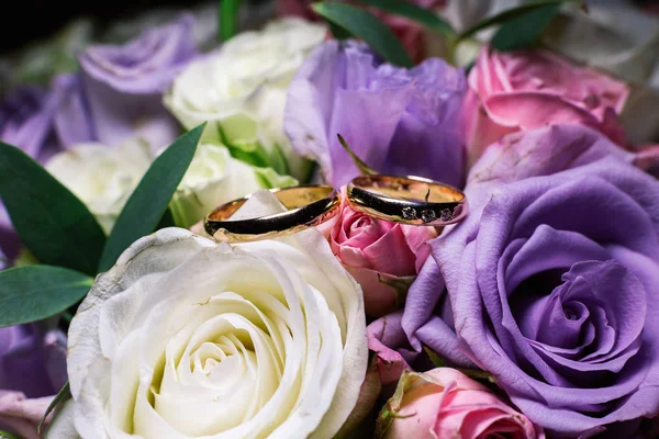 Wedding bouquet and rings illuminated by photo with light. — Stock Photo, Image