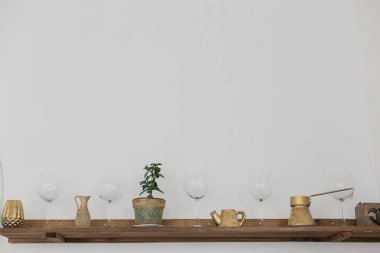 Mutfak Köşe raf gözlüklü Türk ve çiçek.