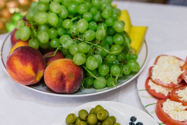 Fresh assorted fruit on a white plate. — Stock Photo, Image